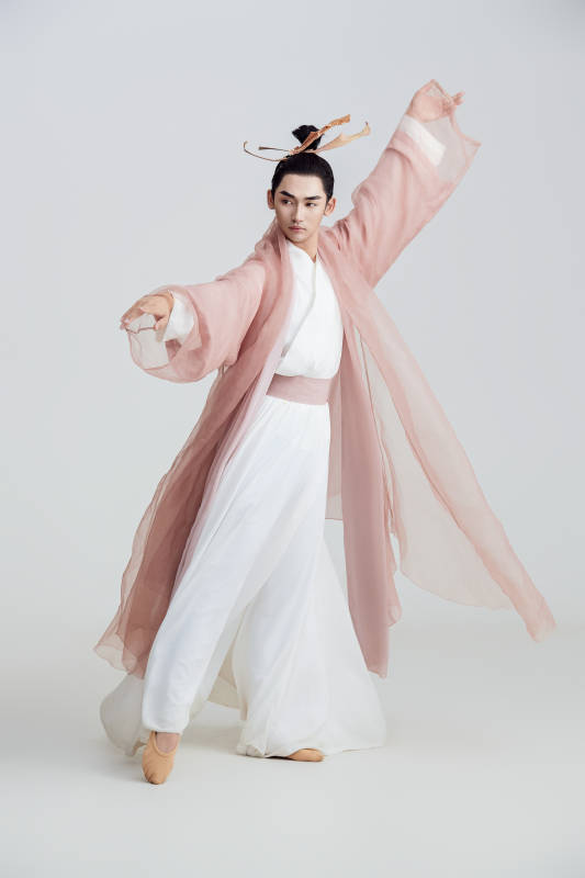 白色背景下的中国方士道士的艺术形象图片