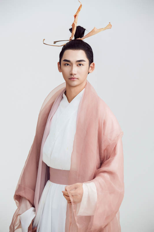 白色背景下的中国方士道士的艺术形象图片