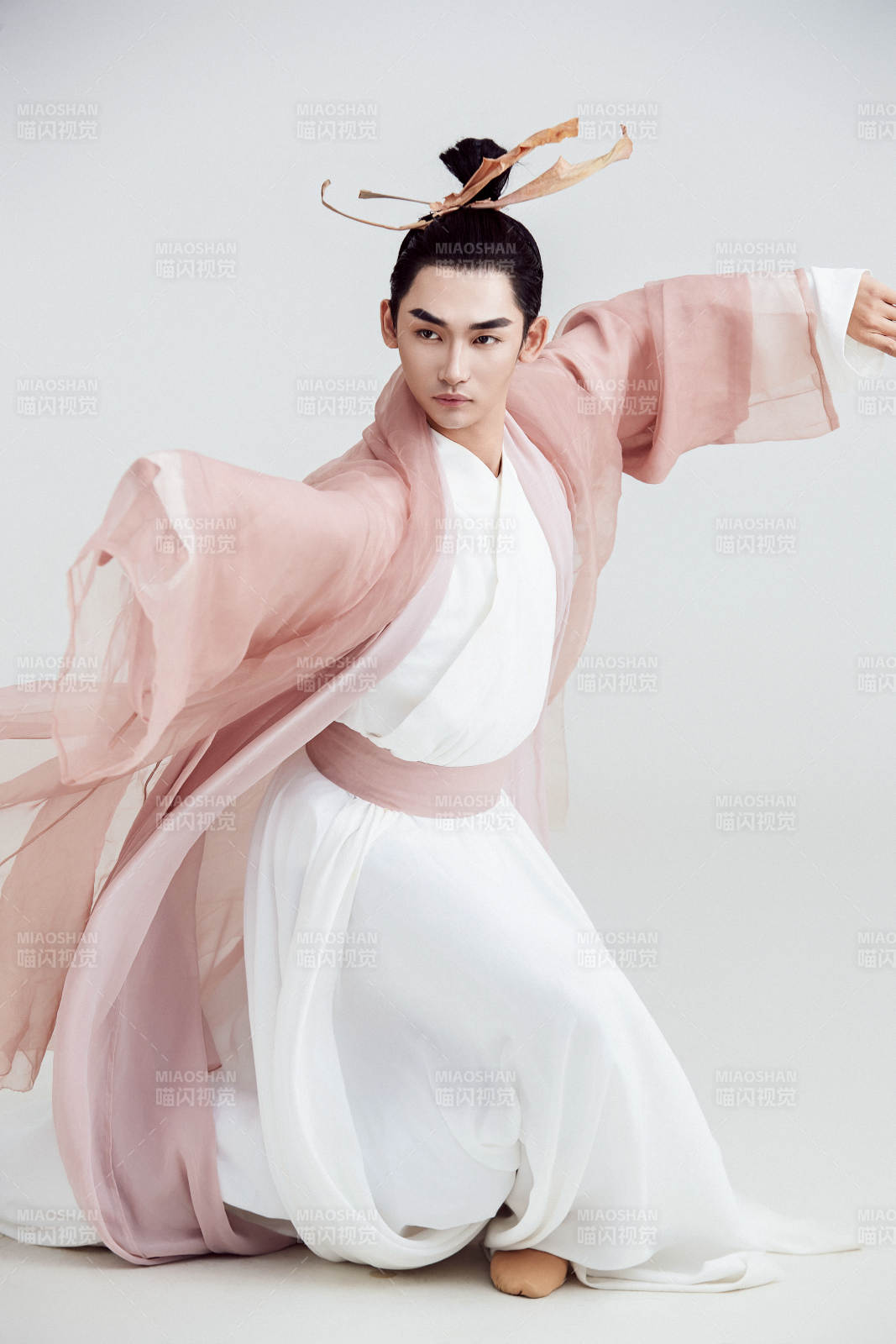 白色背景下的中国方士道士的艺术形象图片