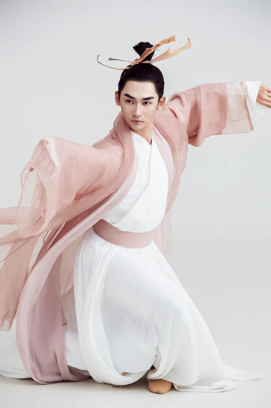 白色背景下的中国方士道士的艺术形象图片