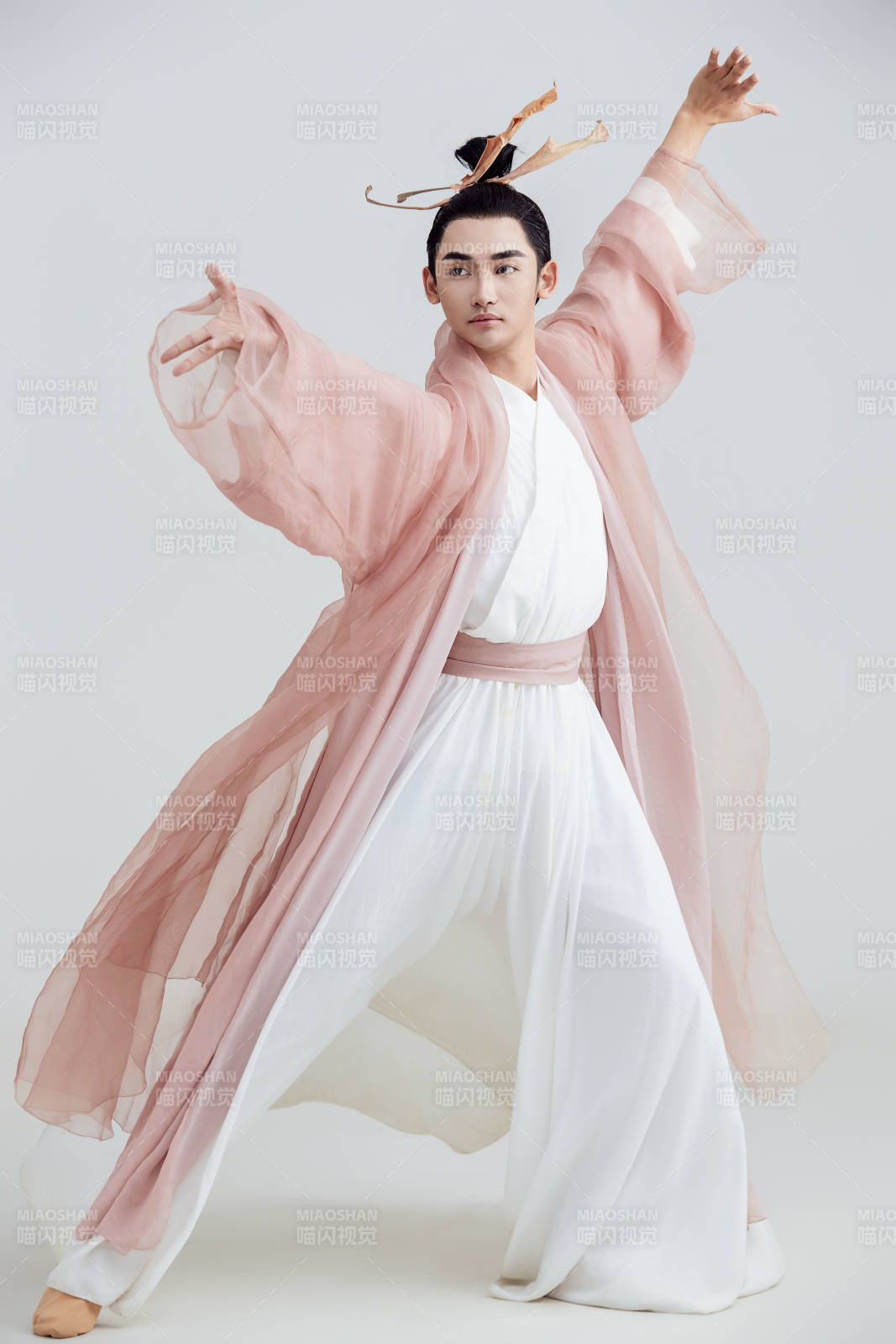 白色背景下的中国方士道士的艺术形象图片