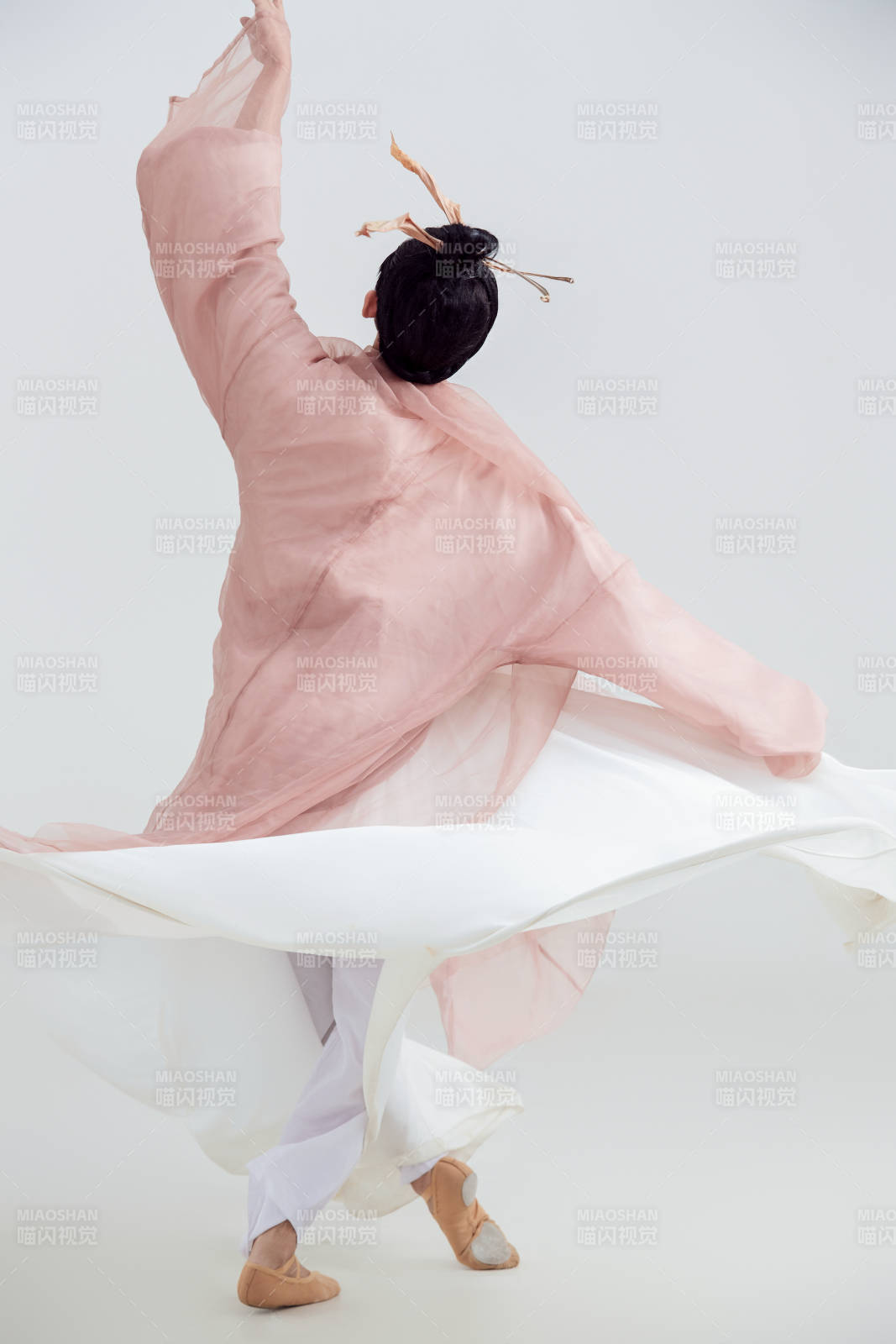 白色背景下的中国方士道士的艺术形象图片