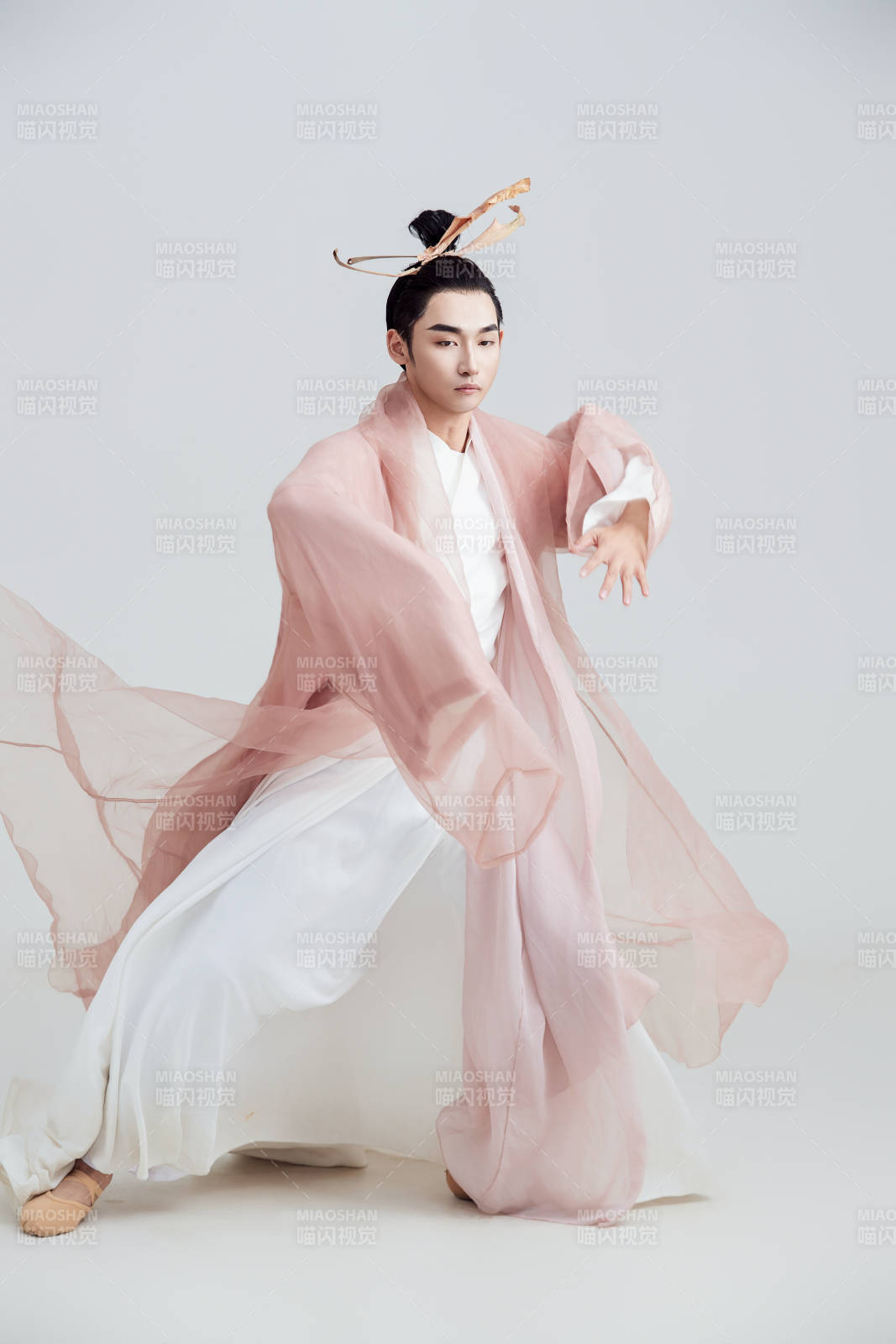 白色背景下的中国方士道士的艺术形象图片