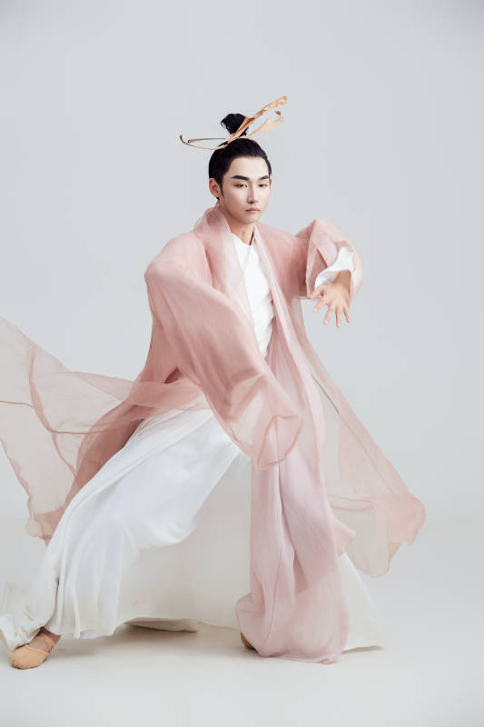 白色背景下的中国方士道士的艺术形象图片