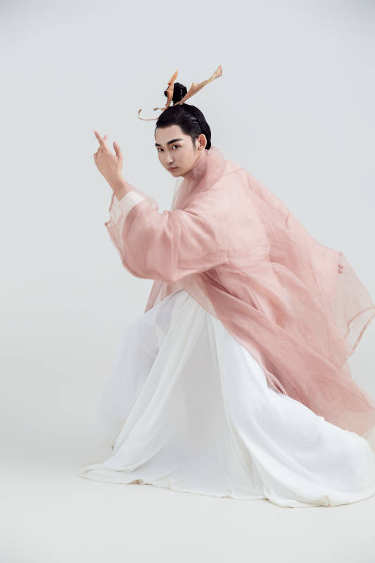 白色背景下的中国方士道士的艺术形象图片