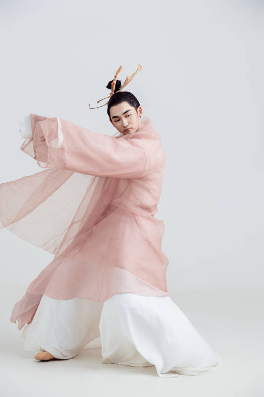 白色背景下的中国方士道士的艺术形象图片