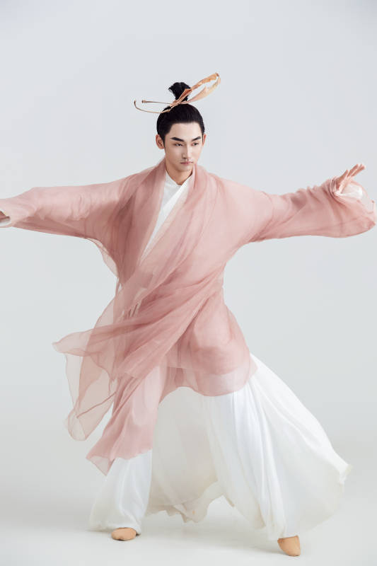 白色背景下的中国方士道士的艺术形象图片