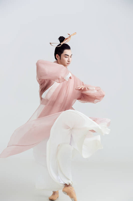 白色背景下的中国方士道士的艺术形象图片