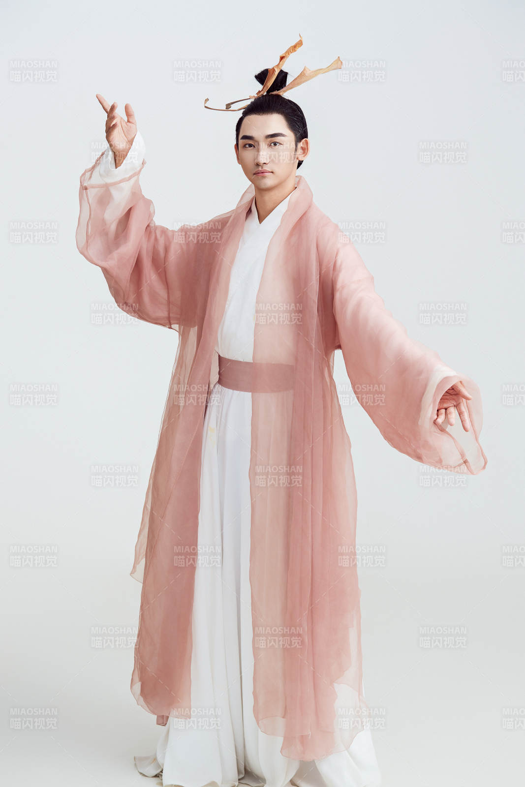 白色背景下的中国方士道士的艺术形象图片