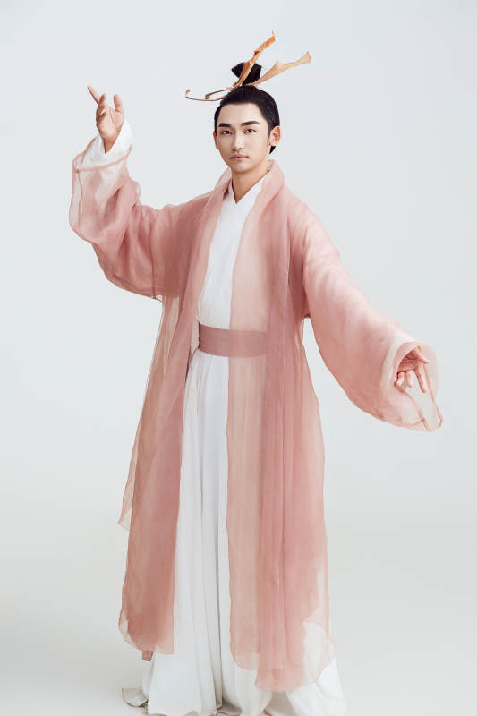 白色背景下的中国方士道士的艺术形象图片