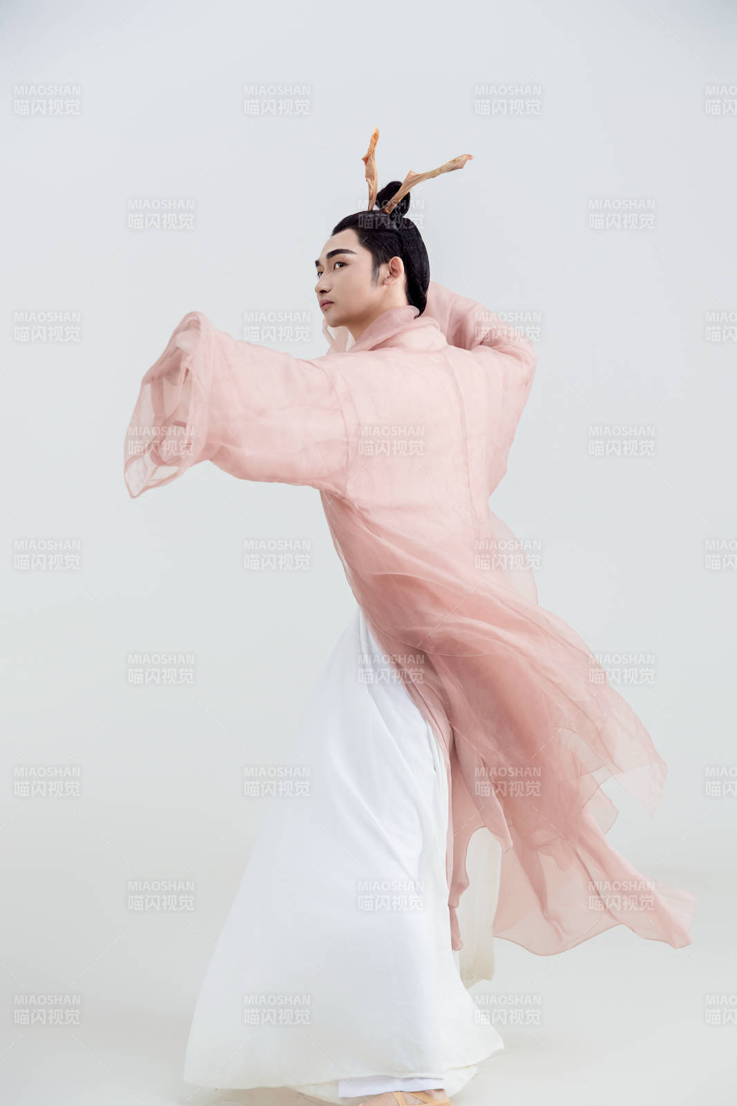 白色背景下的中国方士道士的艺术形象图片