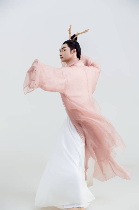 白色背景下的中国方士道士的艺术形象图片