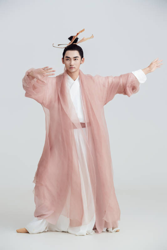 白色背景下的中国方士道士的艺术形象图片