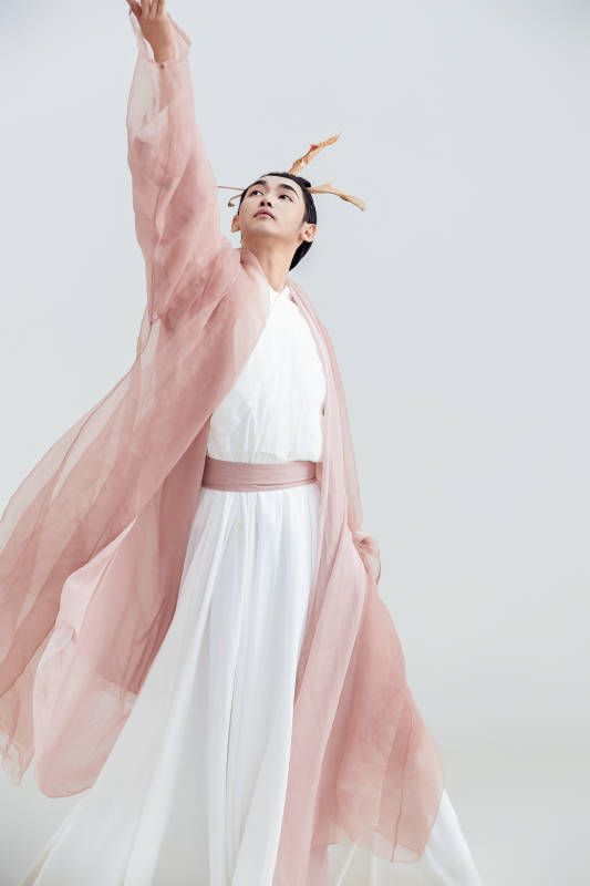 白色背景下的中国方士道士的艺术形象图片