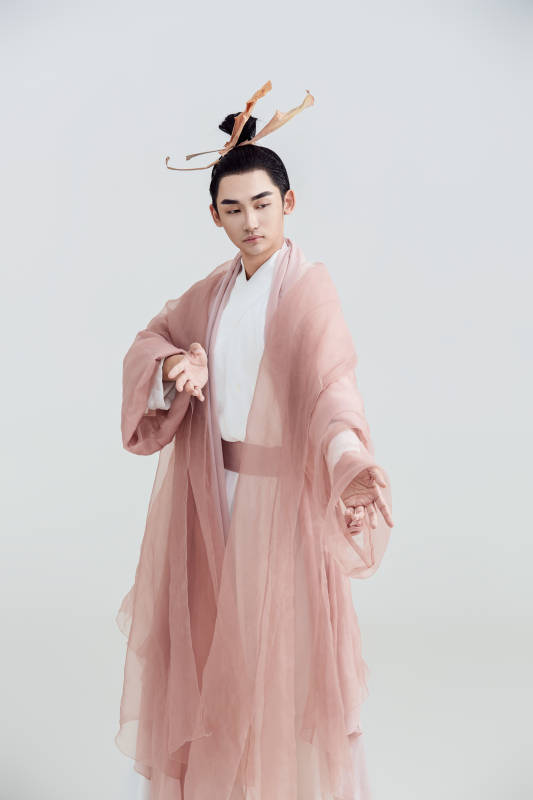 白色背景下的中国方士道士的艺术形象图片