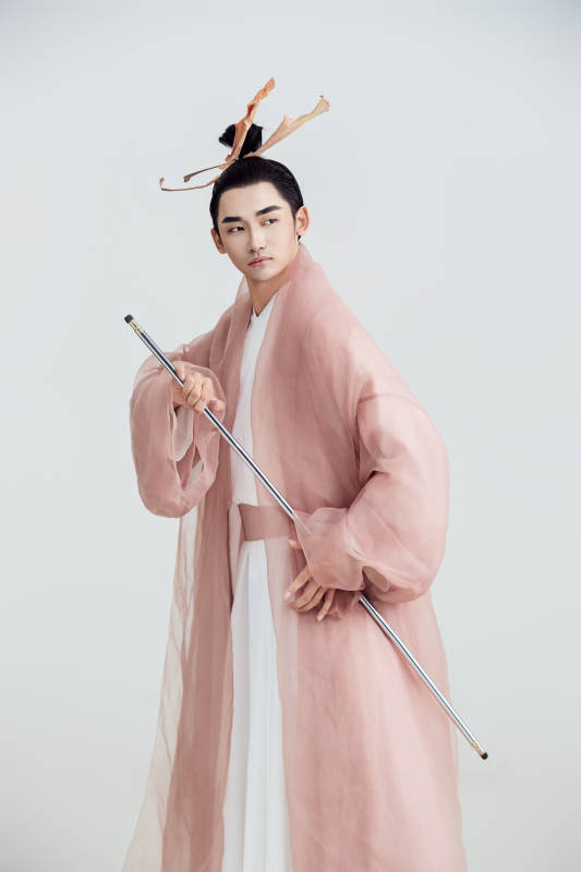 白色背景下的中国方士道士的艺术形象图片