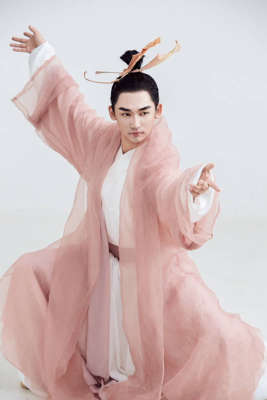 白色背景下的中国方士道士的艺术形象图片