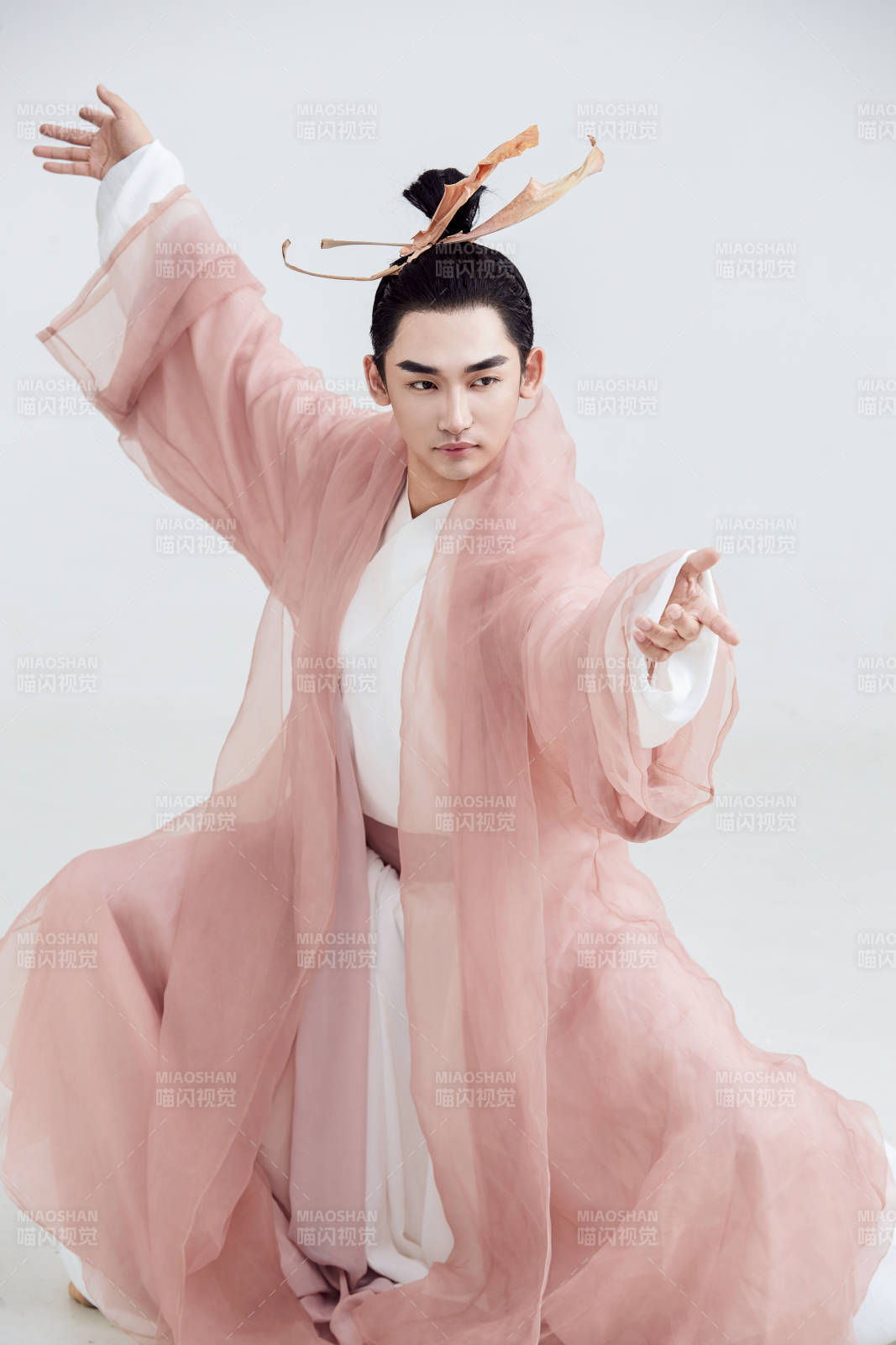 白色背景下的中国方士道士的艺术形象图片