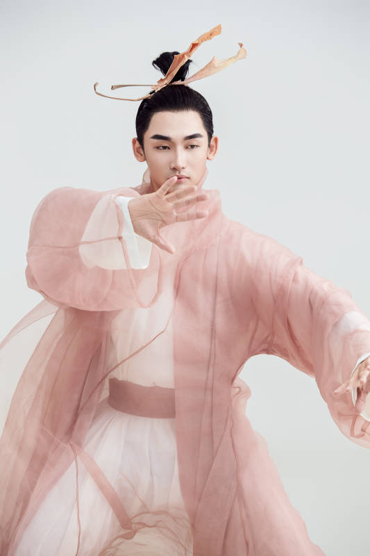 白色背景下的中国方士道士的艺术形象图片