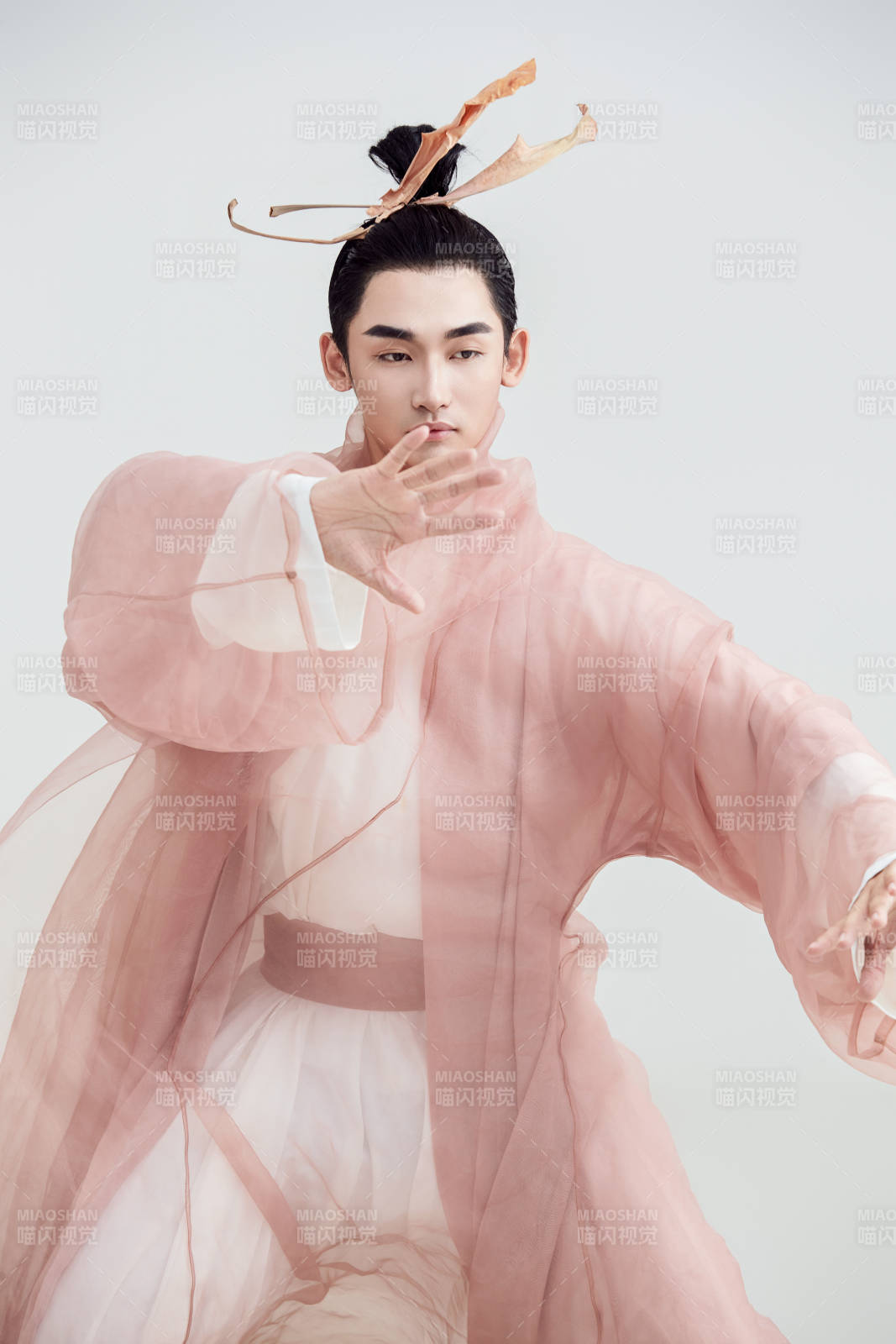 白色背景下的中国方士道士的艺术形象图片