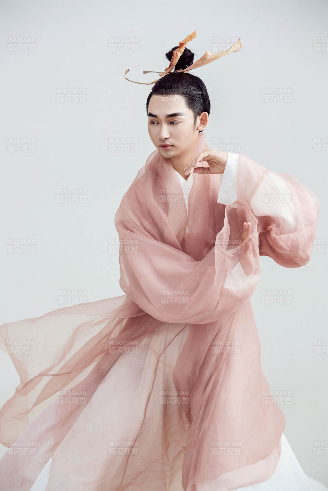 白色背景下的中国方士道士的艺术形象图片