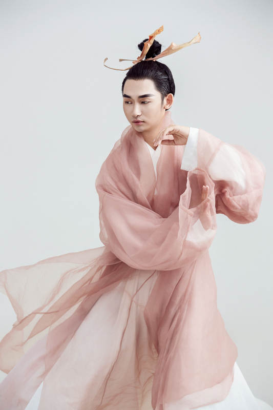 白色背景下的中国方士道士的艺术形象图片