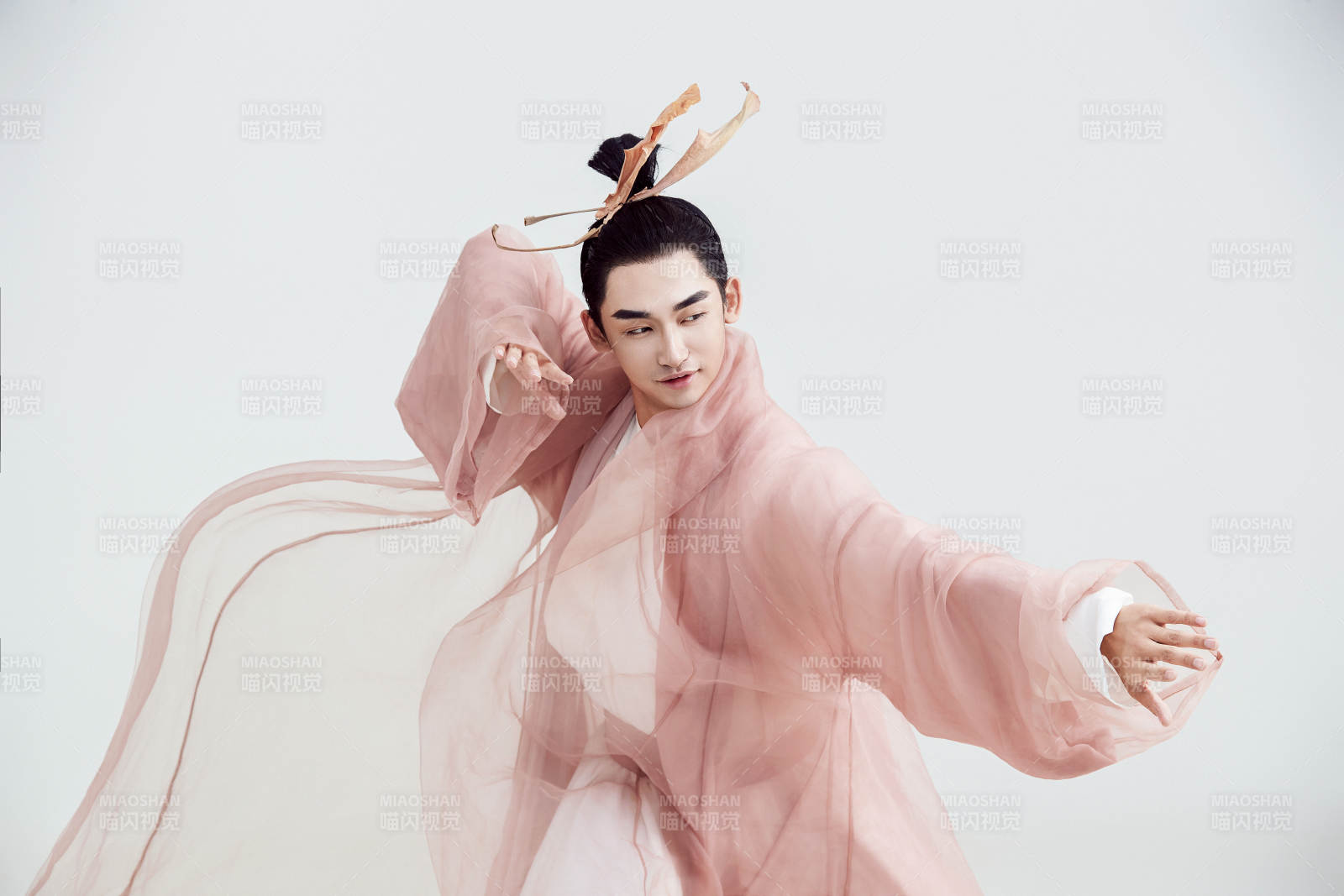 白色背景下的中国方士道士的艺术形象图片