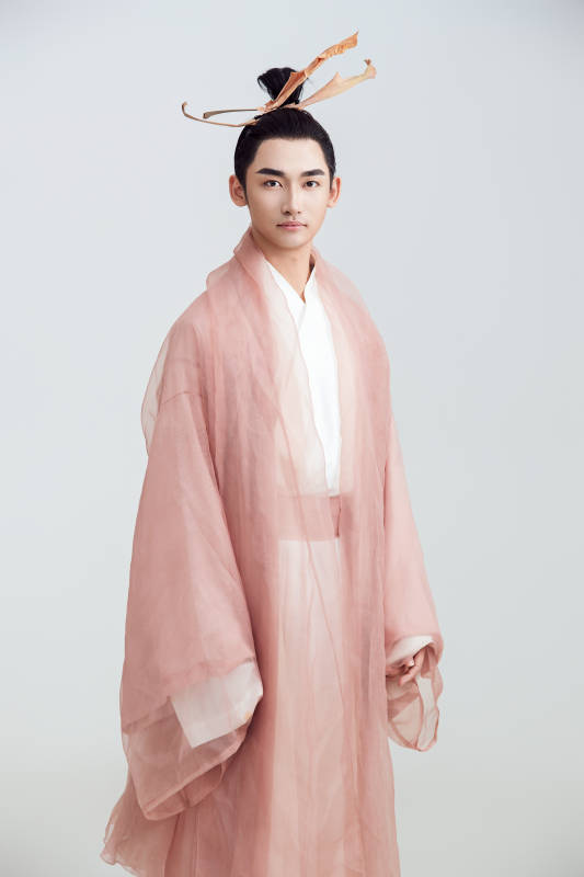 白色背景下的中国方士道士的艺术形象图片