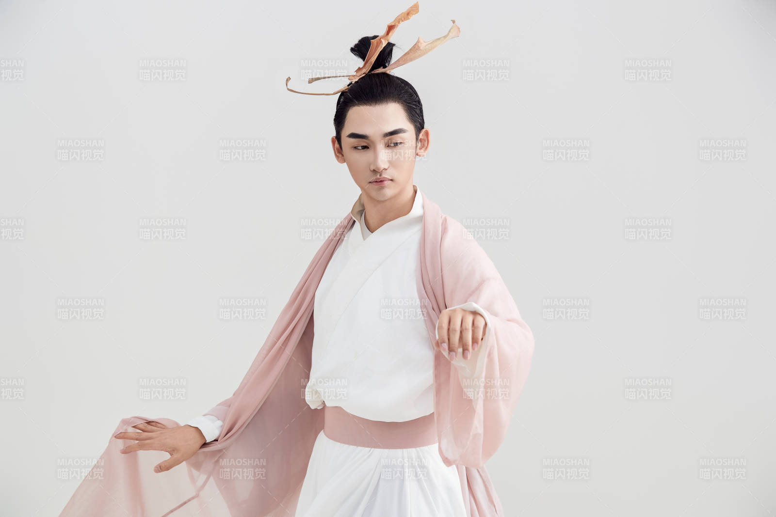 白色背景下的中国方士道士的艺术形象图片