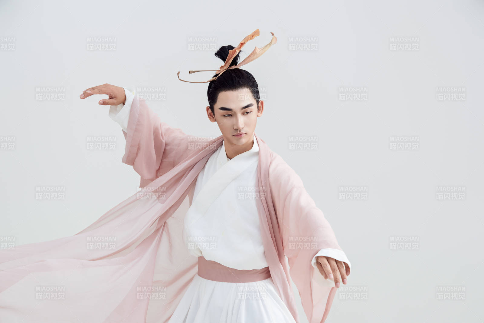 白色背景下的中国方士道士的艺术形象图片