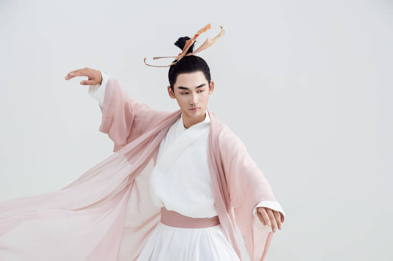 白色背景下的中国方士道士的艺术形象图片