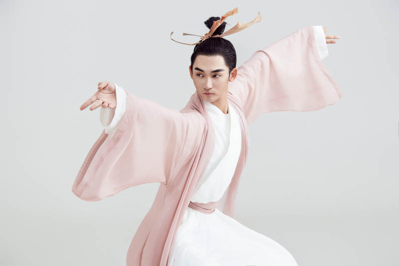 白色背景下的中国方士道士的艺术形象图片