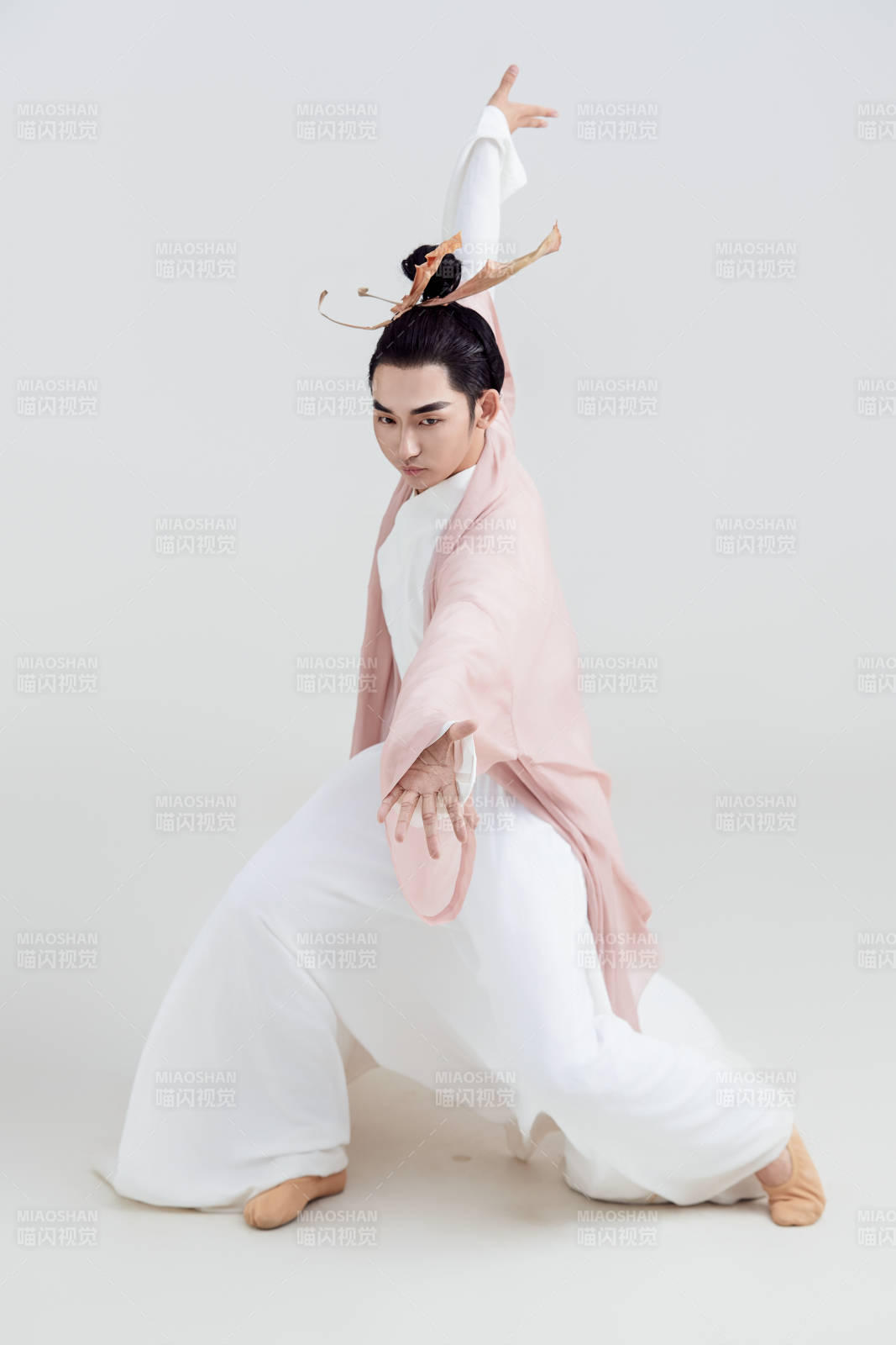 白色背景下的中国方士道士的艺术形象图片