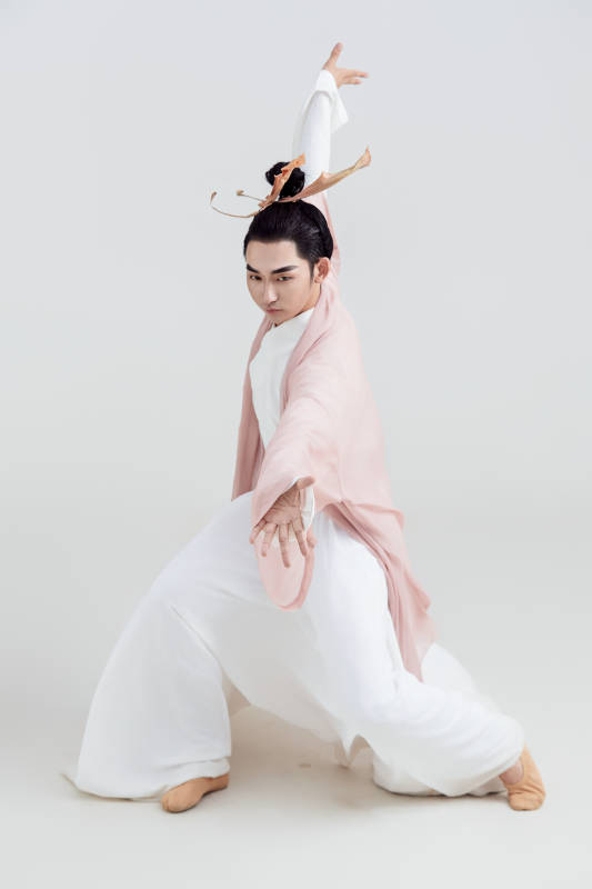 白色背景下的中国方士道士的艺术形象图片