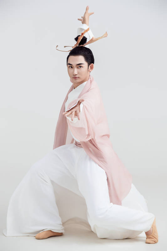 白色背景下的中国方士道士的艺术形象图片