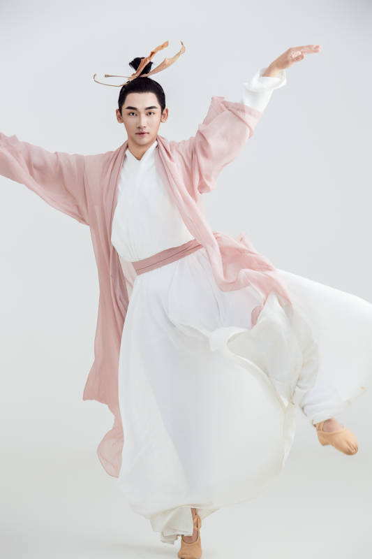 白色背景下的中国方士道士的艺术形象图片