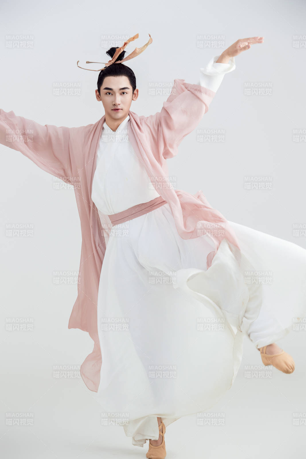 白色背景下的中国方士道士的艺术形象图片