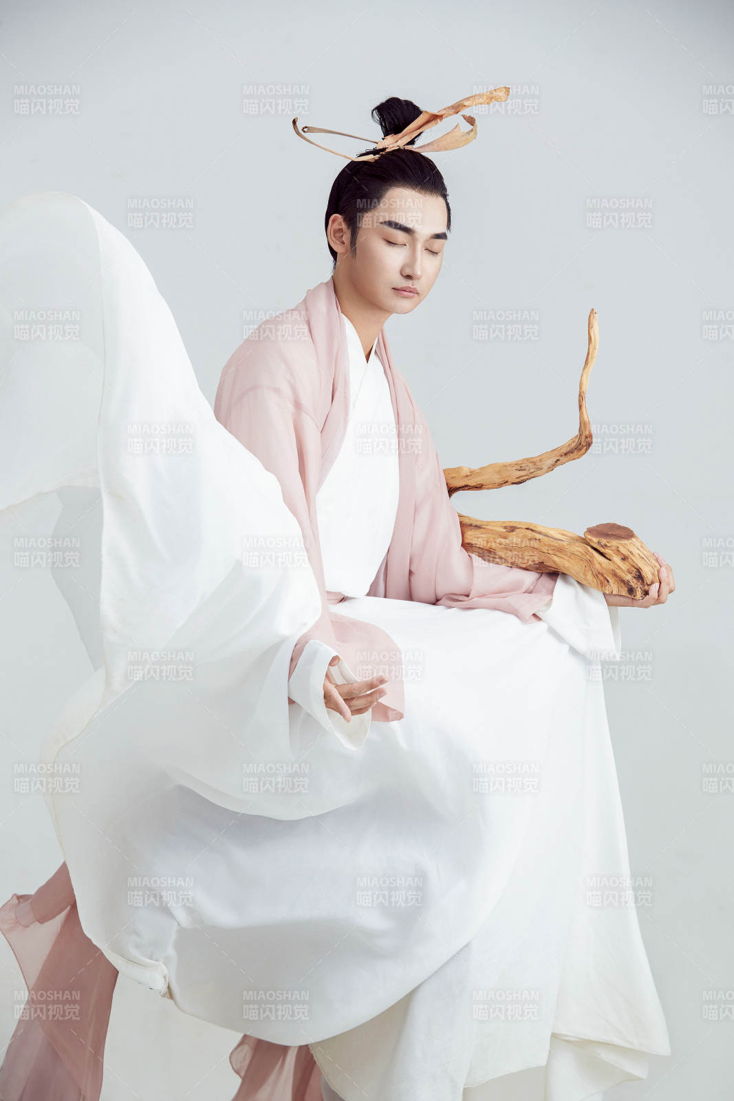 白色背景下的中国神仙道士的艺术形象图片