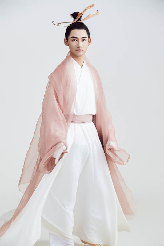 白色背景下的中国方士道士的艺术形象图片