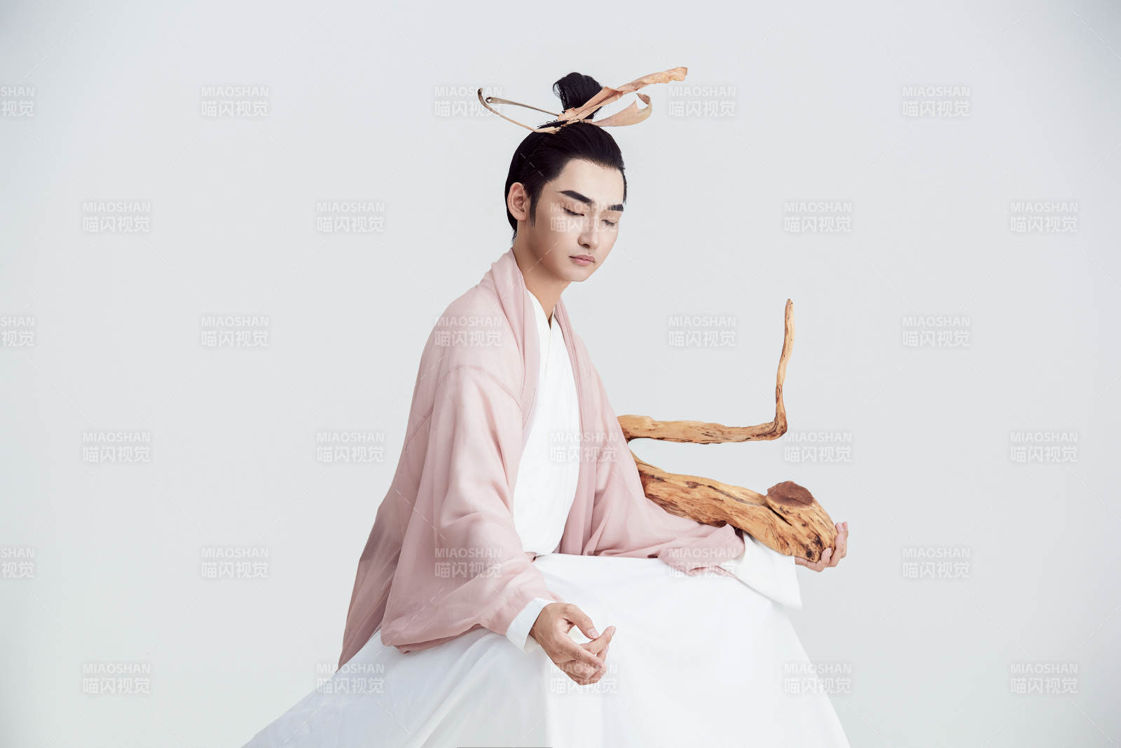 白色背景下的中国神仙道士的艺术形象图片