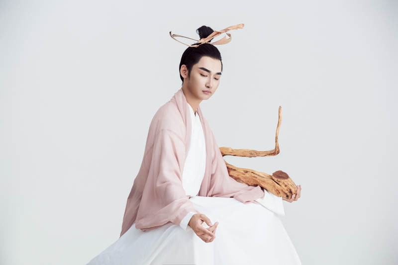 白色背景下的中国神仙道士的艺术形象图片