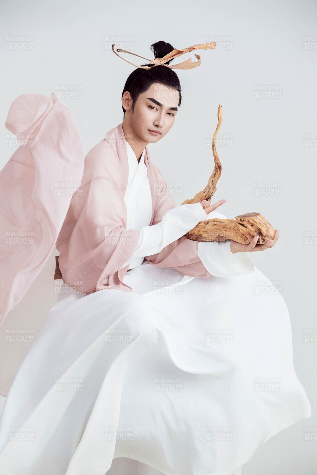 白色背景下的中国神仙道士的艺术形象图片