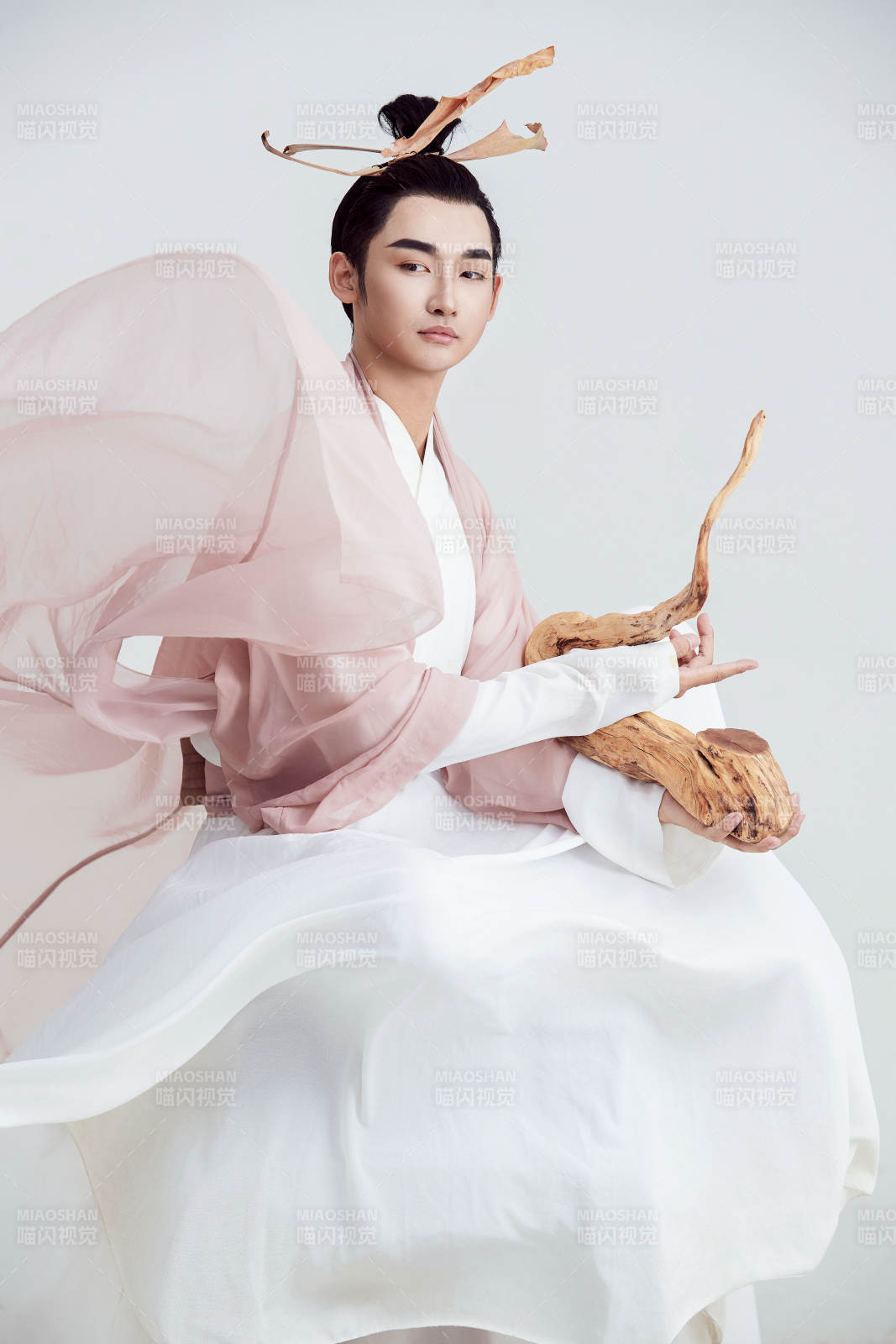 白色背景下的中国神仙道士的艺术形象图片