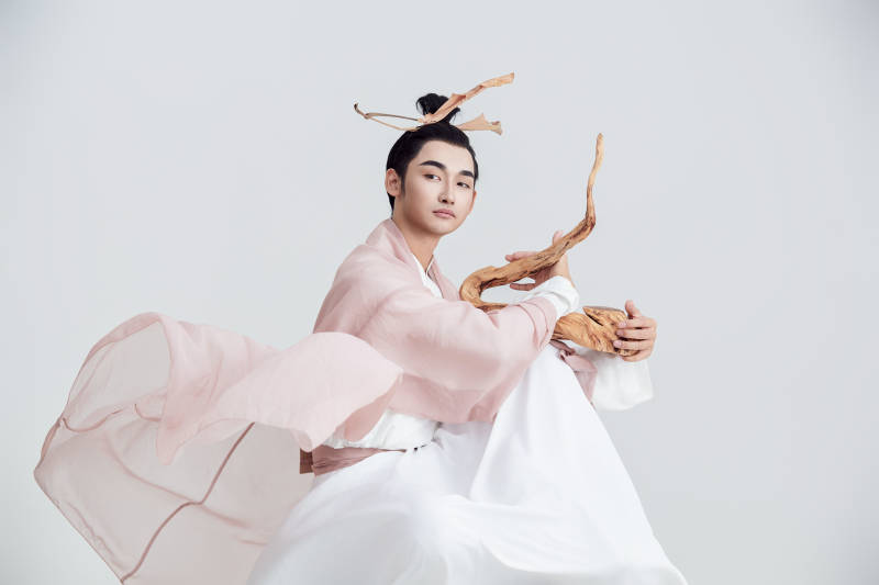 白色背景下的中国神仙道士的艺术形象图片