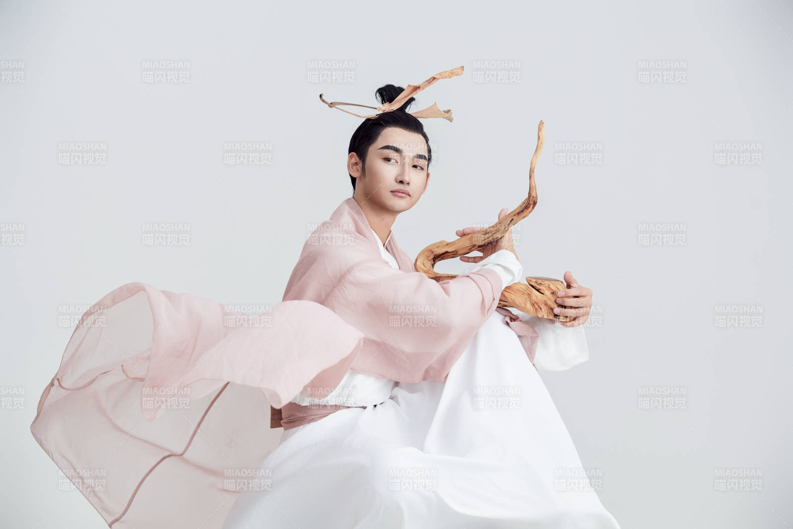 白色背景下的中国神仙道士的艺术形象图片