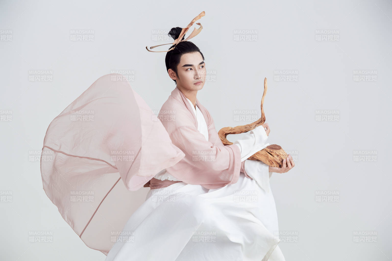 白色背景下的中国神仙道士的艺术形象图片