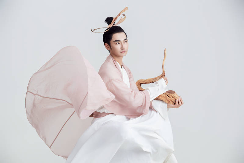 白色背景下的中国神仙道士的艺术形象图片