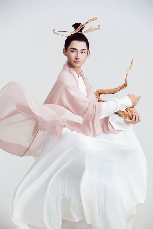 白色背景下的中国神仙道士的艺术形象图片