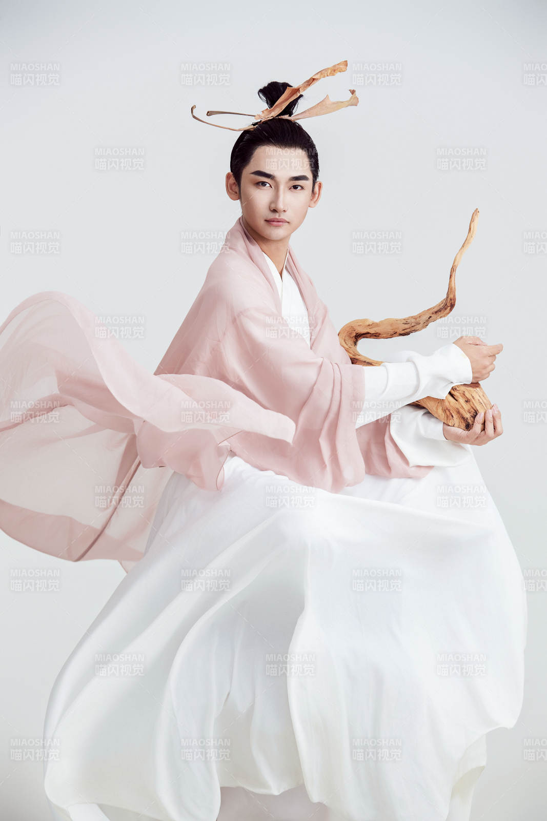 白色背景下的中国神仙道士的艺术形象图片