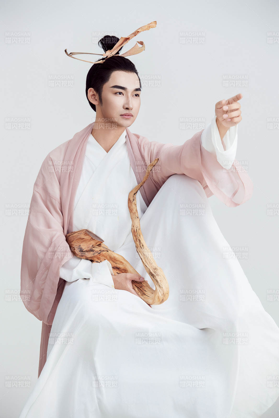 白色背景下的中国神仙道士的艺术形象图片